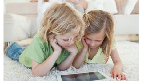 animación de un niño y una niña felices usando una tableta en casa