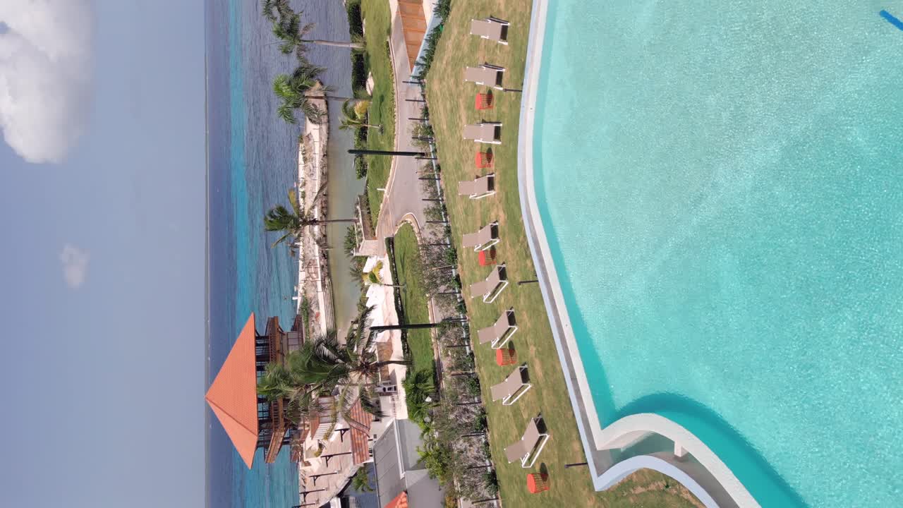 vista vertical de la piscina y las tumbonas en el hotel hilton garden inn en la república dominicana