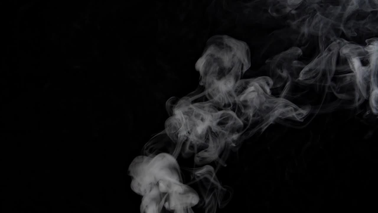 Getto di vapore acqueo in slow motion su sfondo nero, movimento lento