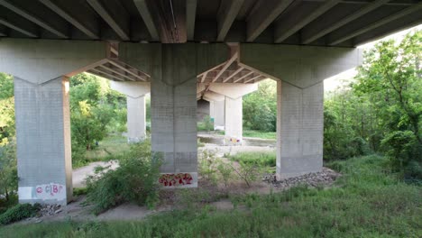 Volando-De-Lado-Debajo-Del-Puente