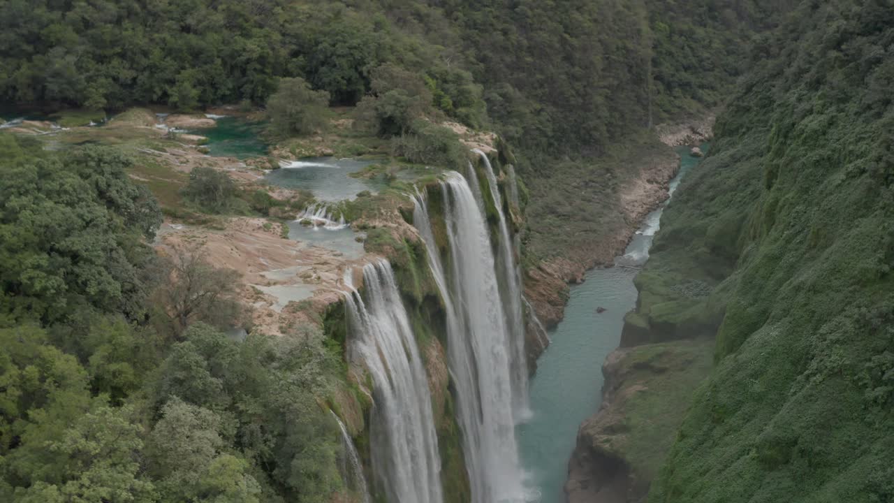 Ripresa aerea con carrello in avanti e inclinazione verso il basso sulla Cascata di Tamul