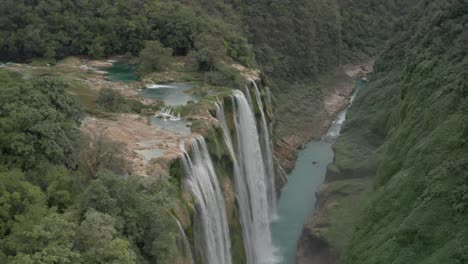 Aerial-dolly-in-with-a-tilt-down-in-the-Tamul-Waterfall