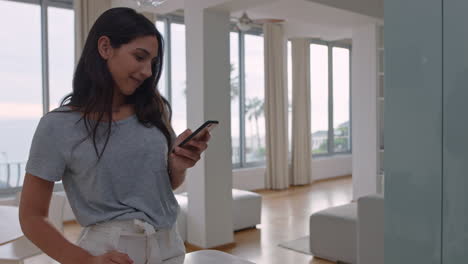 mujer feliz usando un teléfono inteligente navegando en línea enviando mensajes de texto leyendo mensajes divertidos en las redes sociales disfrutando de relajarse en casa