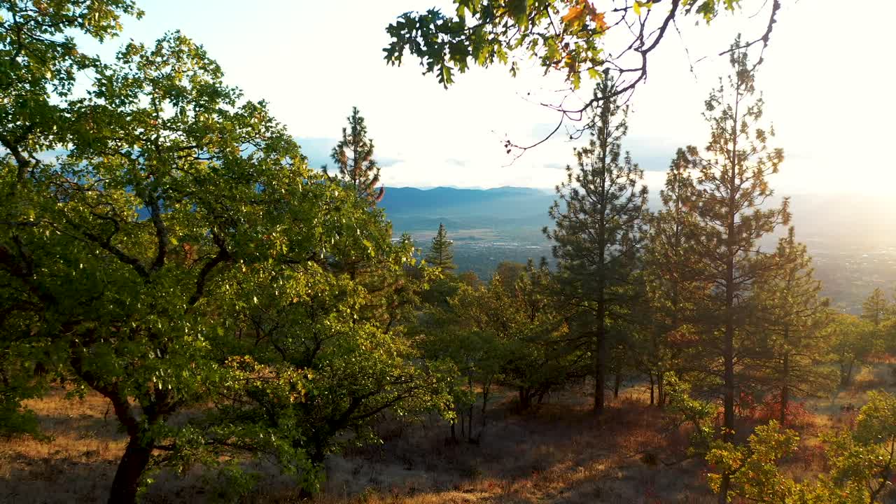 взгляд с воздуха на долину роуг в южном орегоне при заходе солнца