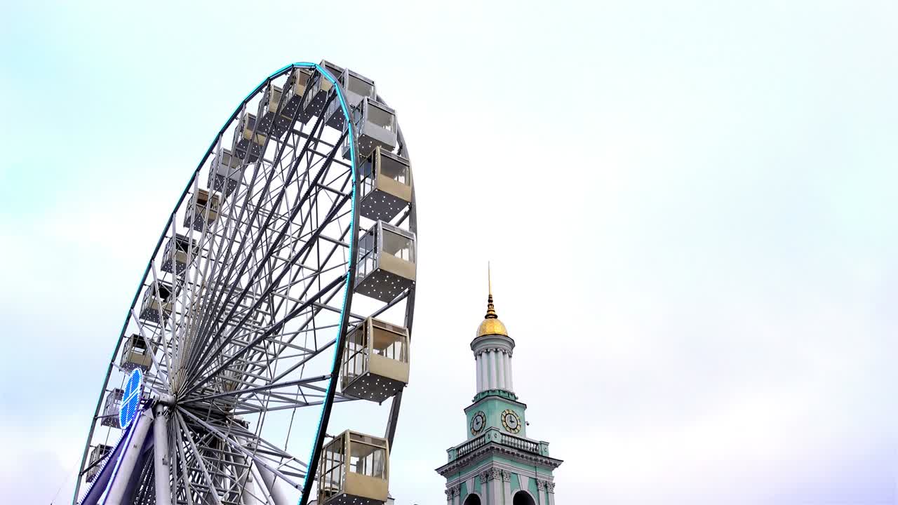 la rueda de la ferris giratoria y el ayuntamiento en 4k.