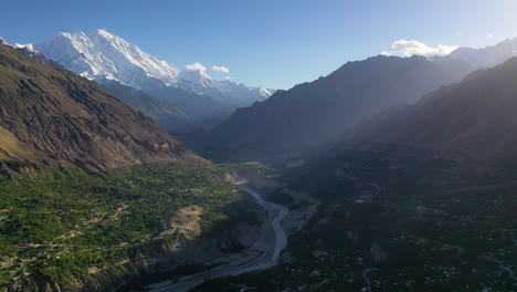 Hoher-Luftdrohnenblick-Auf-Den-Sonnenuntergang-über-Der-Wunderschönen-Berglandschaft-Des-Hunza-tals,-Pakistan