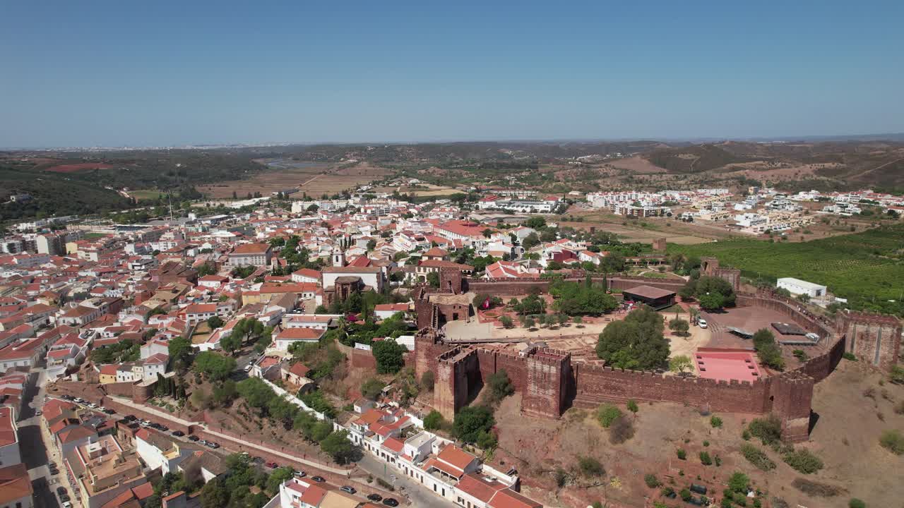 vista de los edificios de la ciudad de silves con el famoso castillo y la catedral, región del algarve, portugal