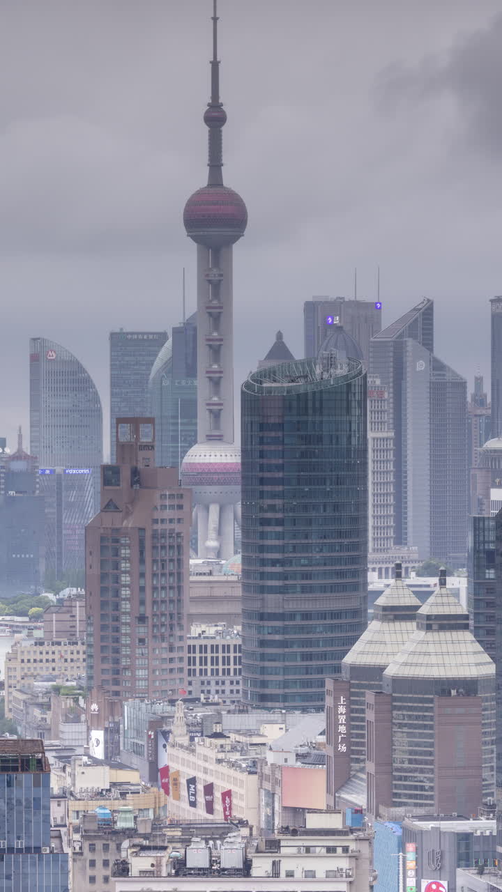XANGAI, CHINA - 18 DE MAIO DE 2025 : Timelapse do horizonte da cidade de Xangai de um ponto de vista elevado à noite em formato vertical.