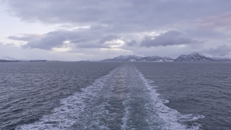 Costa-De-Senja-En-El-Norte-De-Noruega-Vista-Desde-La-Parte-Trasera-De-Un-Barco