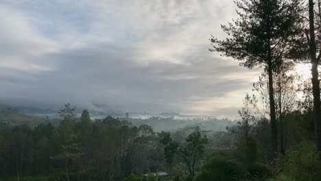 Amplia-Vista-De-Las-Montañas-De-Papua-Al-Amanecer