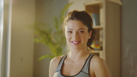 mujer sonriendo en una habitación