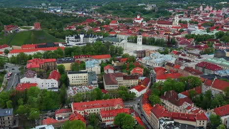 Vista-Aérea-De-Los-Tejados-Rojos-Del-Casco-Antiguo-De-Vilnius-En-Lituania---Disparo-De-Drones