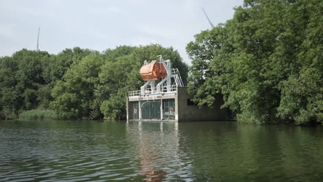 Kleines-Fischerboot,-Das-über-Einem-See-Hängt