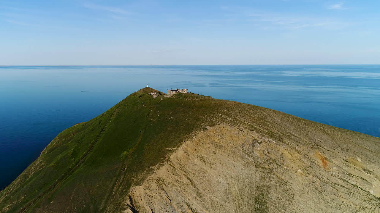 폐허 가 있는 해안 지각 의 공중 사진