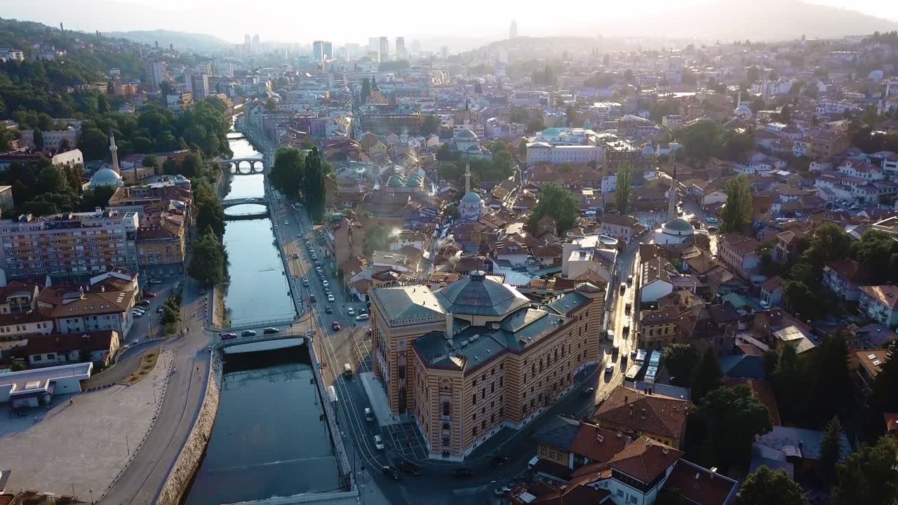 사라예보 시청과 시내 구역의 드론 뷰