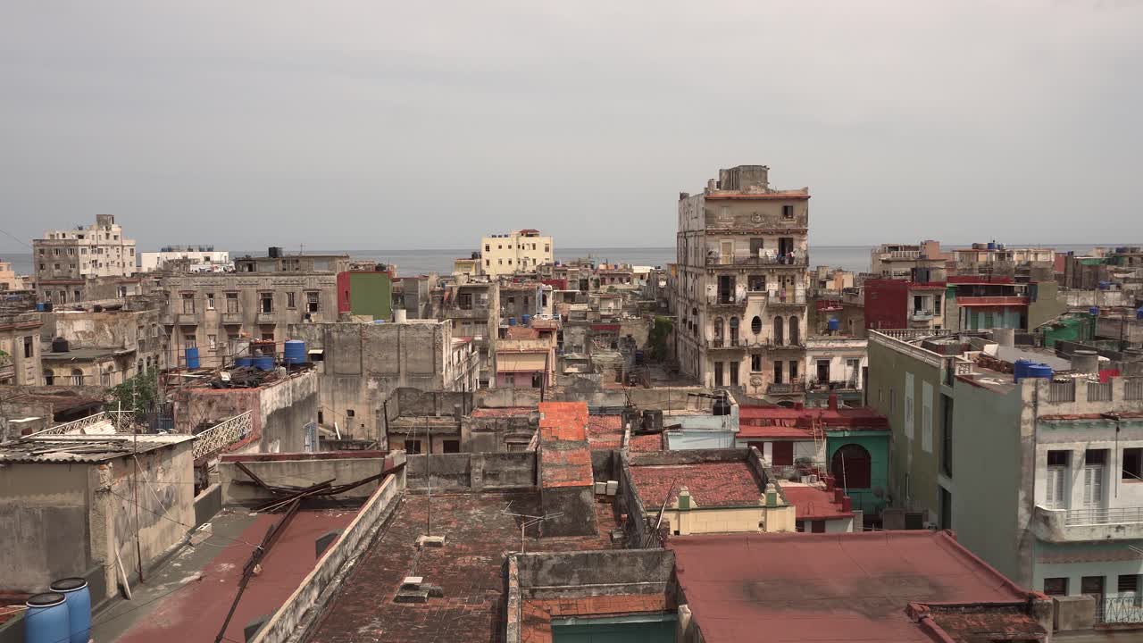 panorámica lenta sobre los tejados históricos del encantador casco antiguo de la habana en cuba