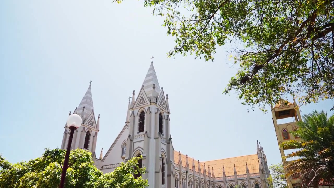 Veduta esterna della Chiesa di San Sebastiano in Sri Lanka che mostra la sua facciata dettagliata, le torri e l'architettura religiosa storica.