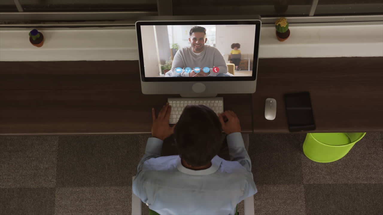 Vista dall'alto di un uomo in videoconferenza