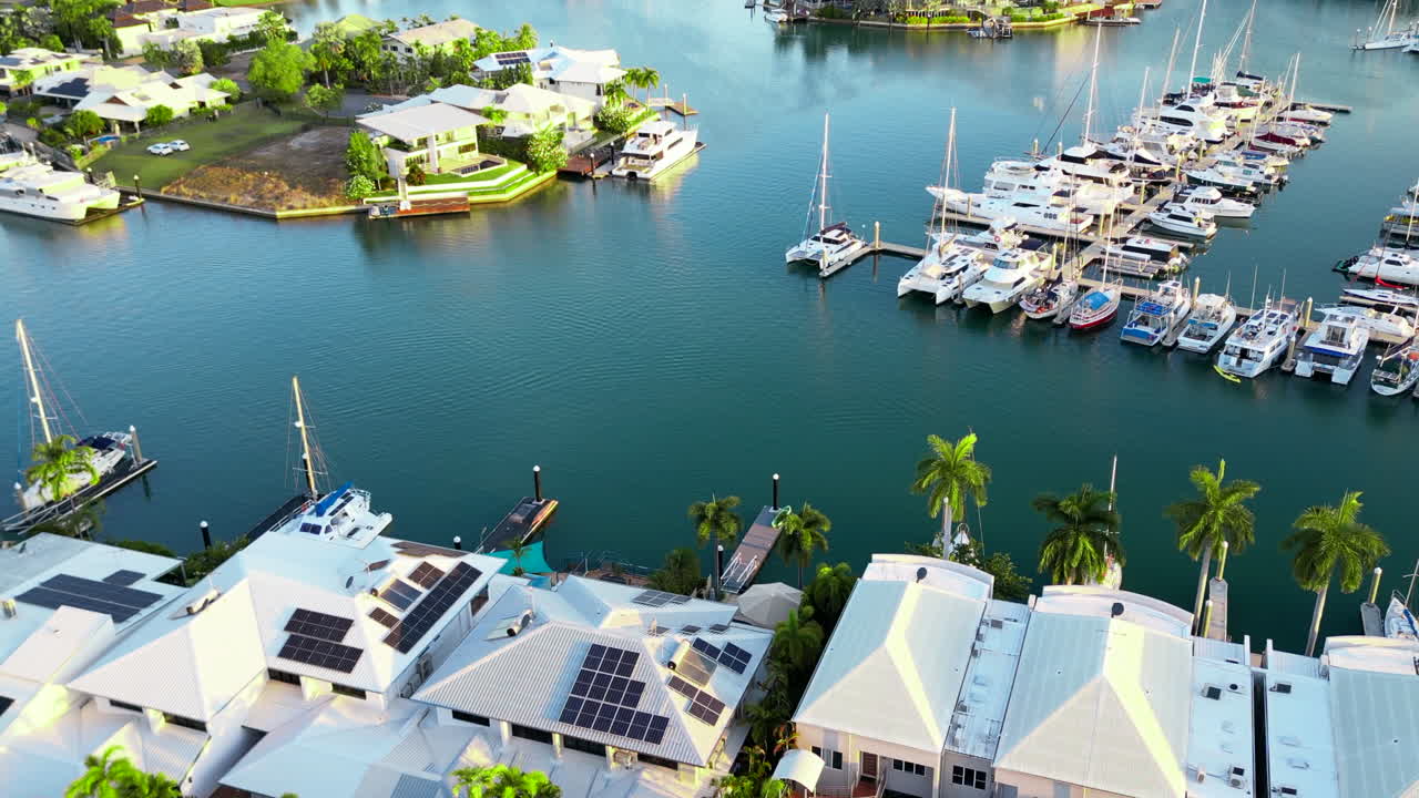 yates aéreos de drones en embarcaciones marina cullen bay darwin australia rodeado de lujosas casas inmobiliarias casas y vegetación durante la luz de la tarde