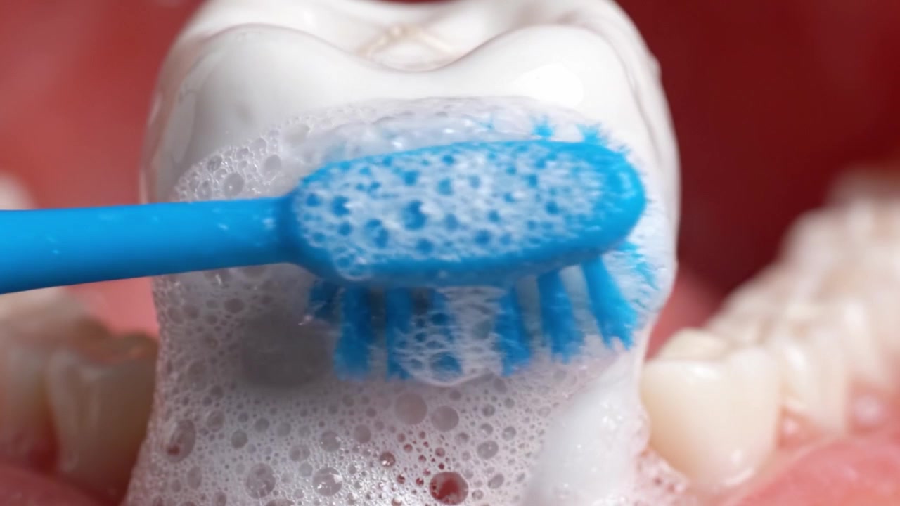 Effective Oral Hygiene: Demonstrating Tooth Brushing Techniques with Fluoride Toothpaste and Foaming Action for Improved Dental Health