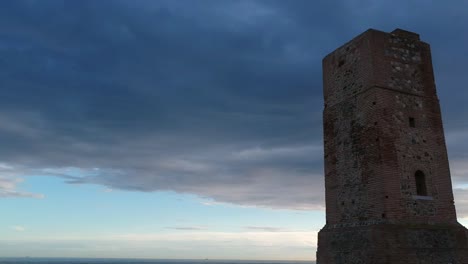 Drohnenansicht-Des-Diebesturms-Am-Cabopino-Strand-In-Marbella,-Der-Zum-Denkmal-Von-Touristischem-Interesse-Erklärt-Wurde