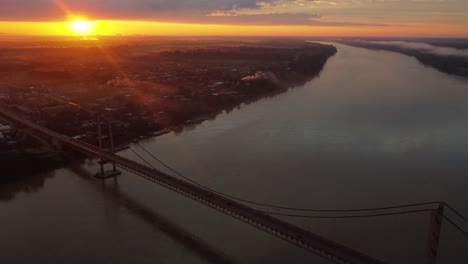 Luftaufnahme-Von-Puerto-Maldonado,-Sonnenaufgangsbrücke-über-Den-Großen-Fluss,-Peru