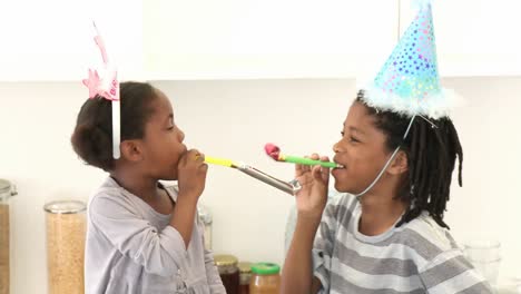 Kinder-Spielen-Auf-Einer-Geburtstagsfeier