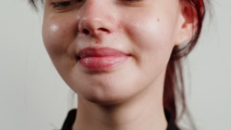 primer plano de una mujer sonriendo