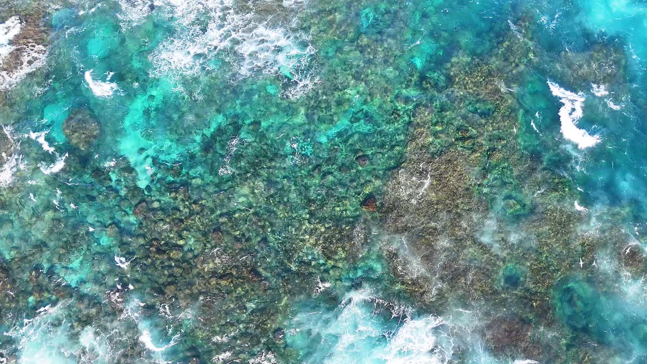 las olas chocando contra la costa rocosa de fingerhead