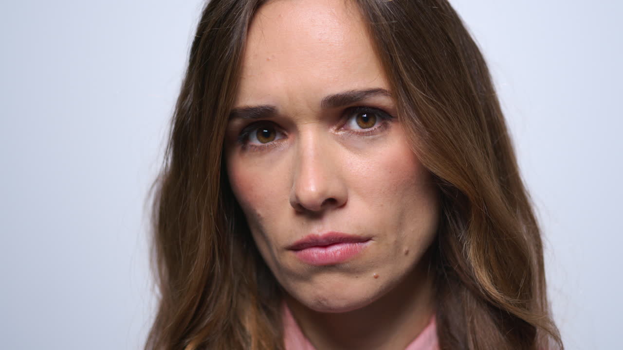 Retrato de mulher triste olhando para a câmera. Rosto de mulher preocupada.