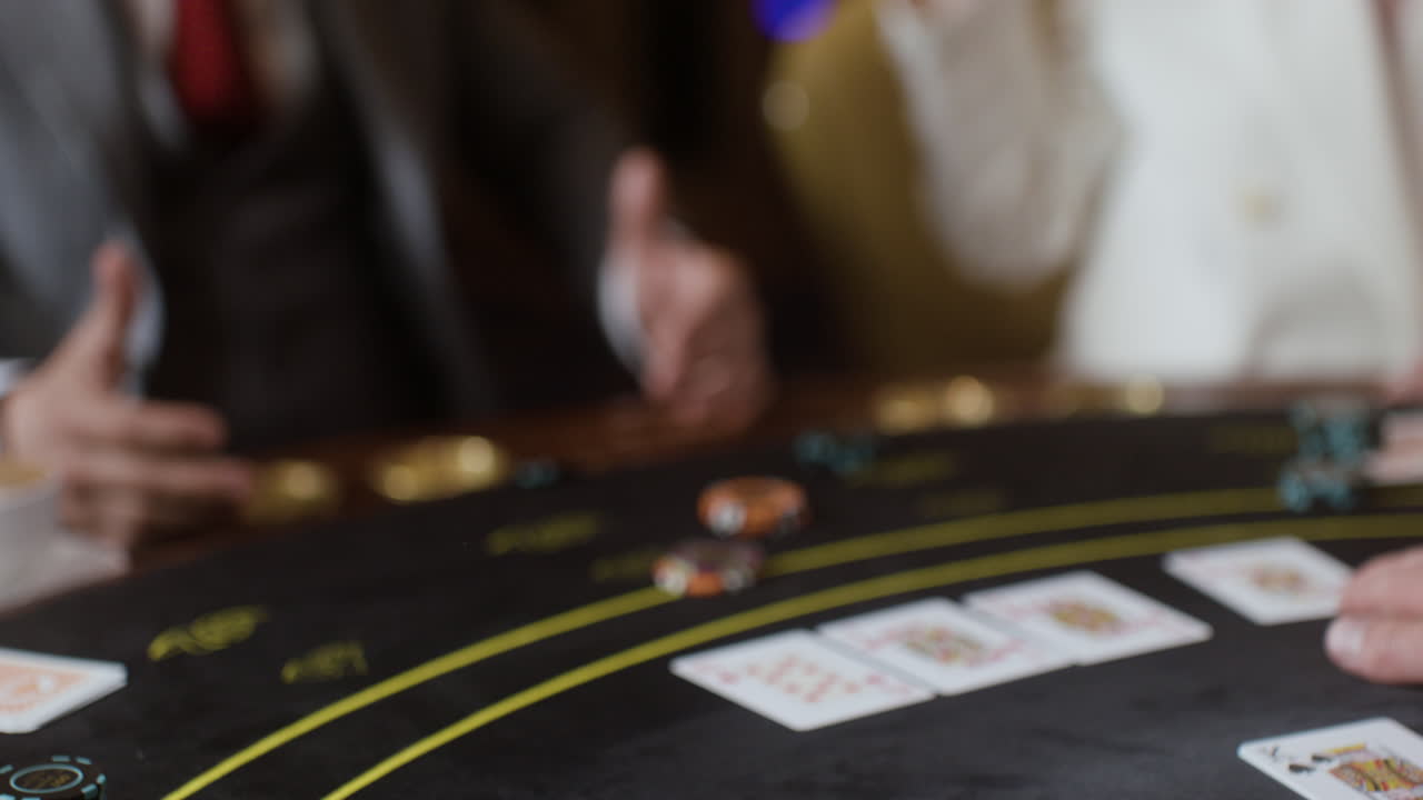 카지노에서 포커를 하는 사람들.