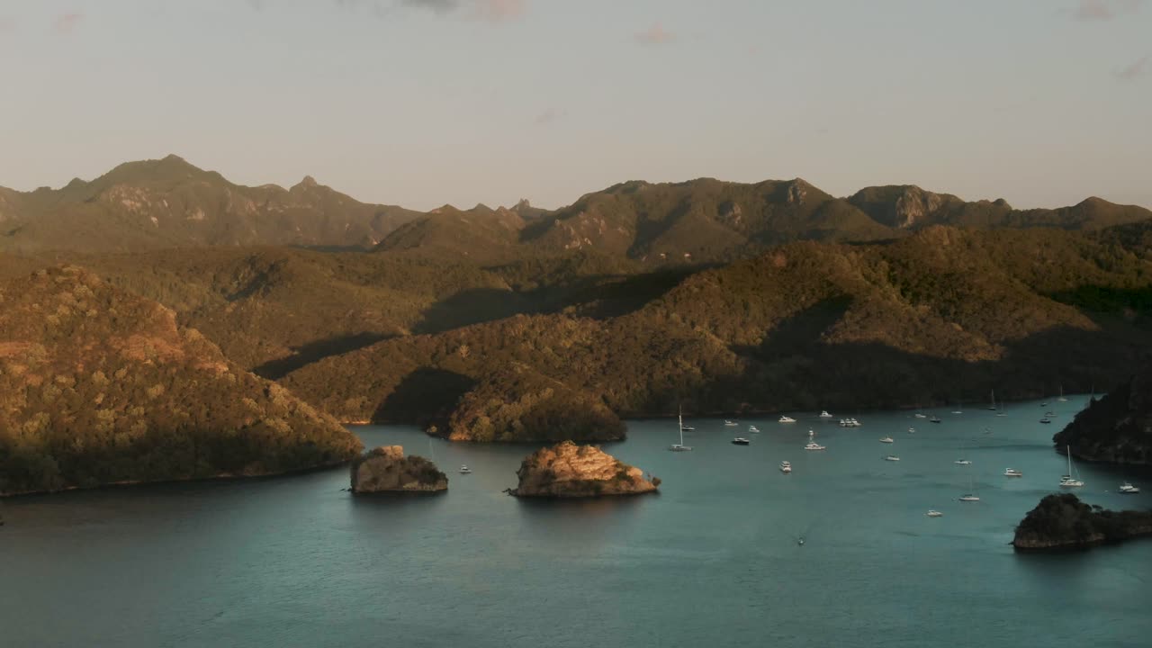 뉴질랜드의 베이 오브 아일랜드, 공중 패닝 샷 광각
