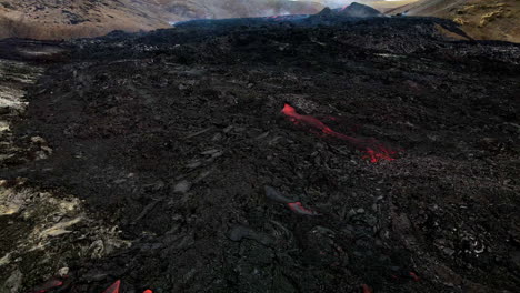 vuelo bajo aéreo sobre la lava recién nacida de la erupción en fagradalsfjall, islandia
