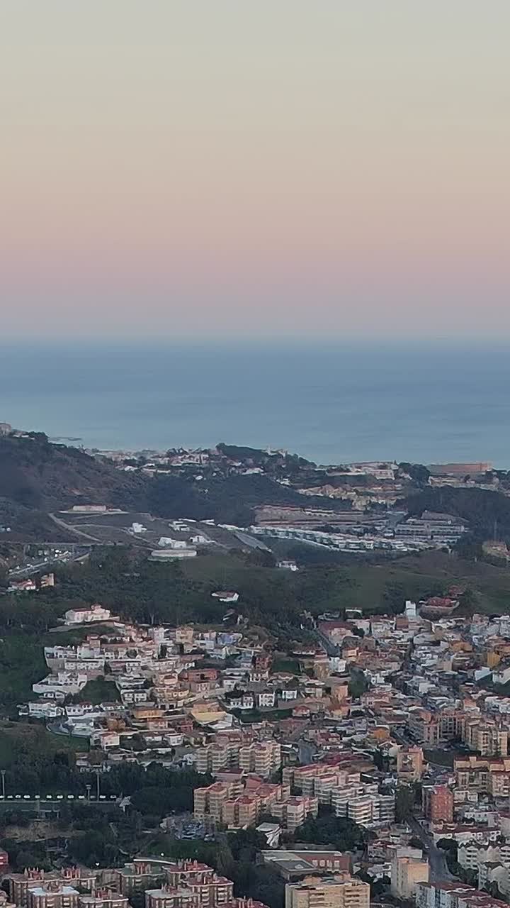 Panorama di strada sinuosa tra colline aride