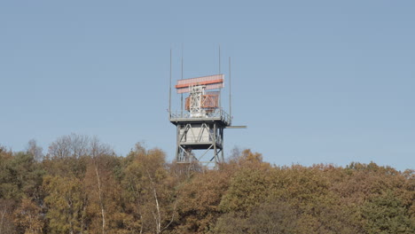 Arbeitsradar-Oberhalb-Der-Baumgrenze