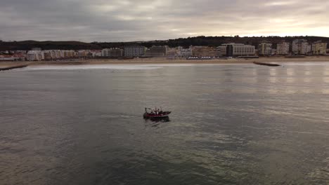 barco de pesca en la costa de costa da caparica, portugal - antena