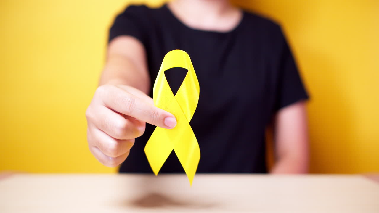 día de prevención del suicidio, sarcoma, hueso, vejiga y mes de concientización sobre el cáncer infantil, cinta amarilla para apoyar a las personas que viven y están enfermas