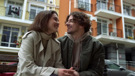 Man-and-woman-laughing-on-urban-street