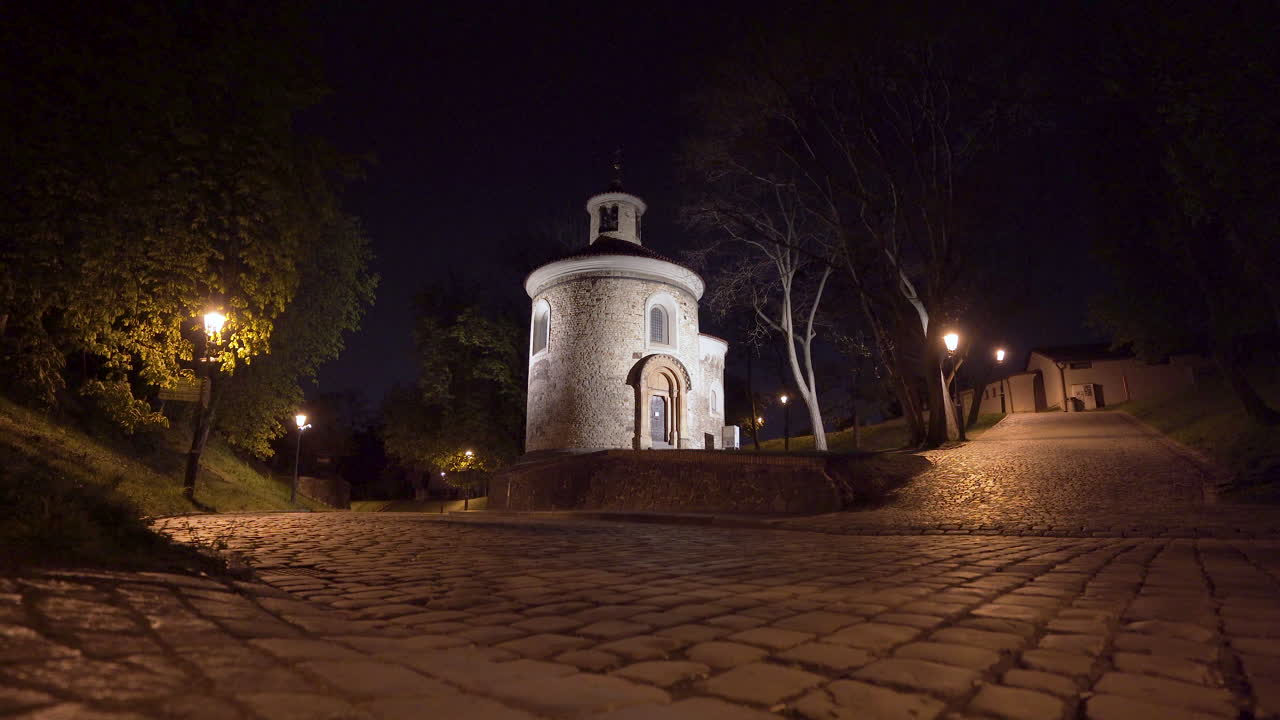 La Rotonda di San Martino di notte, parco Vysehrad, Praga, Repubblica Ceca, lockdown