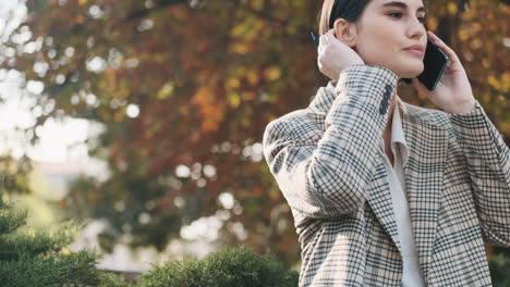 Businesswoman-working-outdoor.