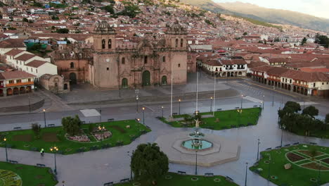 plaza de armas et l'église de la société de jésus dans le centre historique de cusco, au pérou