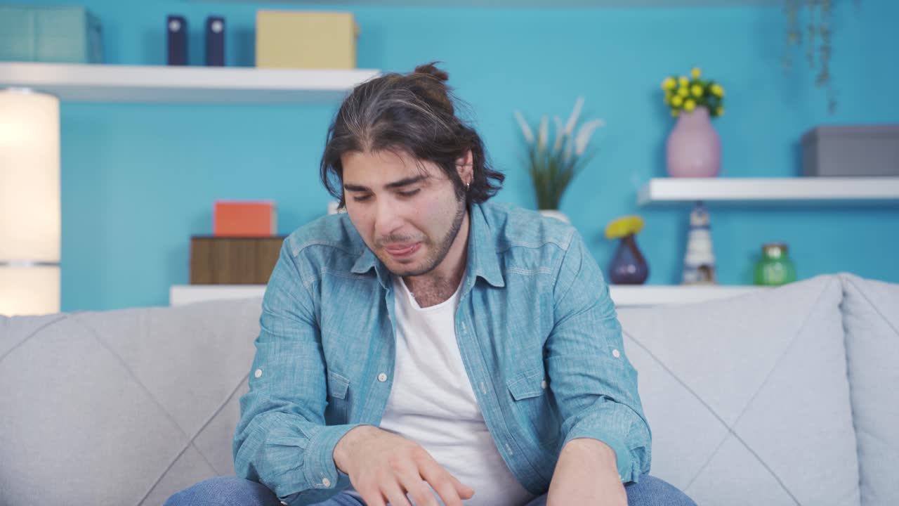 en casa, el joven infeliz y agotado está en ruinas.