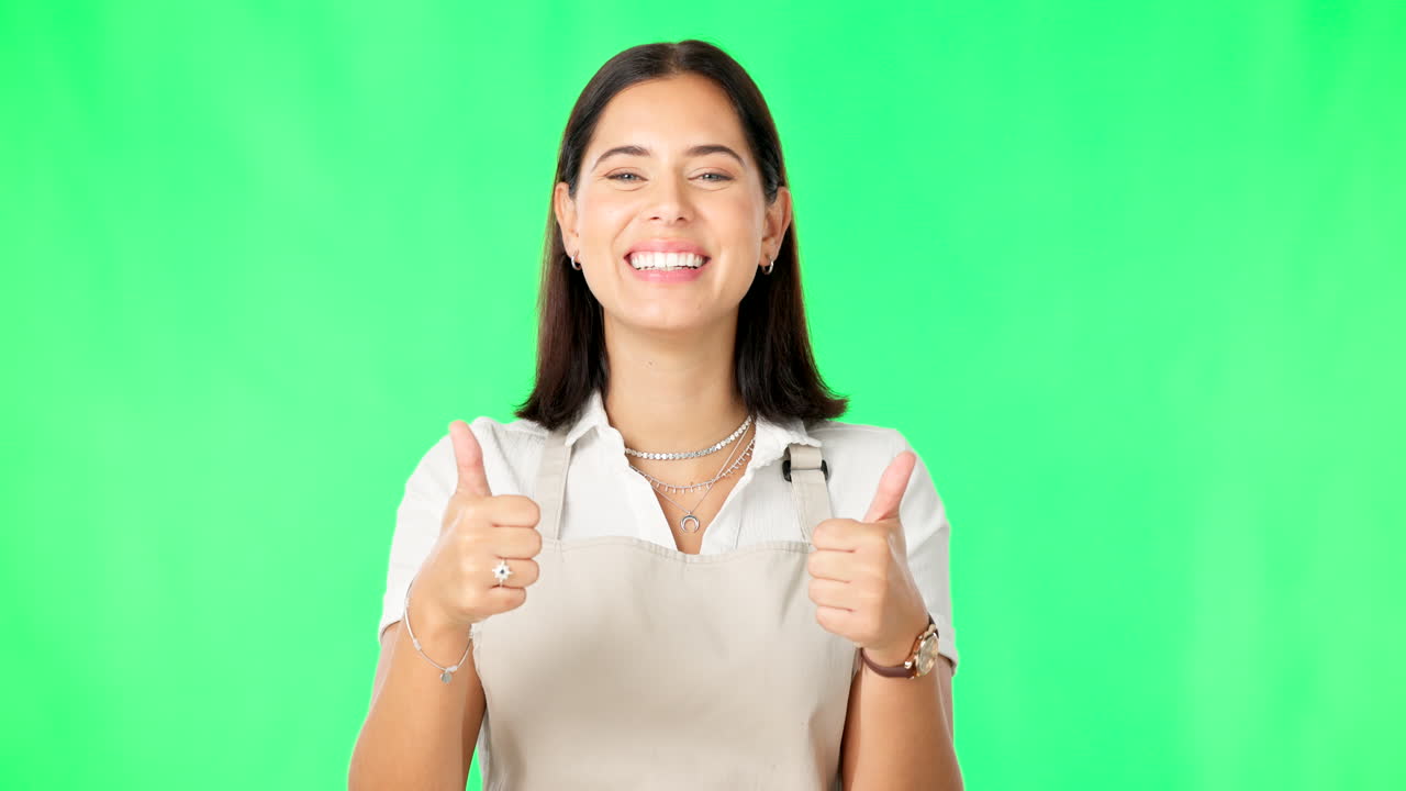 mujer feliz, manos y pulgares en la pantalla verde