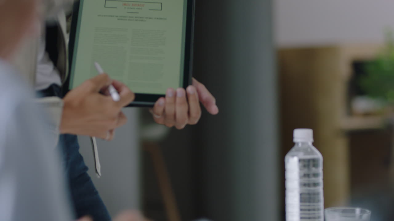 personas de negocios se reúnen lluvia de ideas líder de equipo hispano mujer compartiendo ideas creativas para el proyecto de inicio presentando estrategia usando computadora tablet en la oficina presentación de manos de cerca