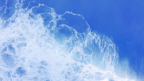 Olas-Con-Flecos-Blancos-Rodando-En-Diagonal-A-Través-De-La-Pantalla-Desde-La-Parte-Inferior-Izquierda-Hacia-El-Océano-Azul-Tamarama-Rocks-Sydney,-Australia