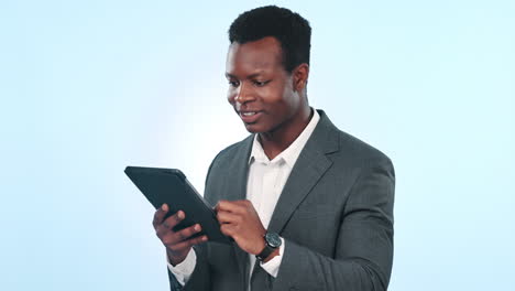 Escribiendo-Correo-Electrónico,-Leyendo-Y-Un-Hombre-Negro