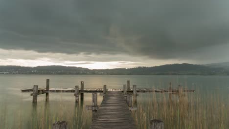 Ein-Großer-Sturm-Zieht-Auf-Dem-See-Auf