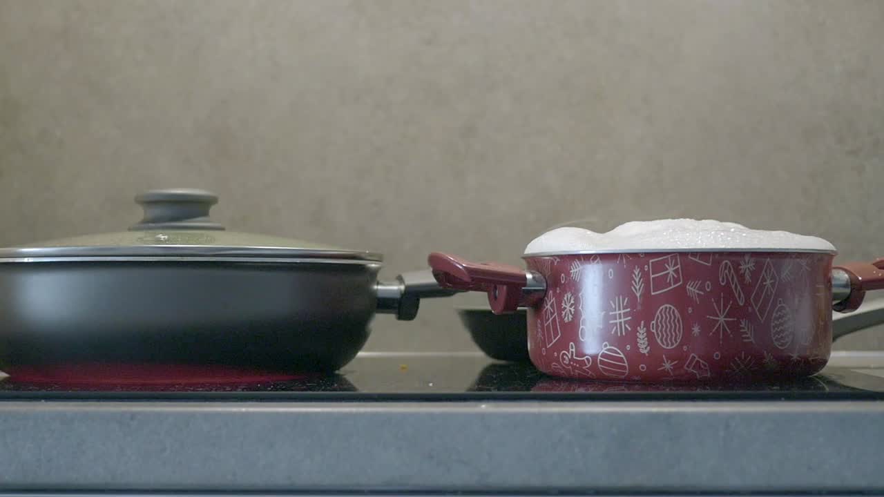 증기가 있는 스토브 에 있는 요리 비