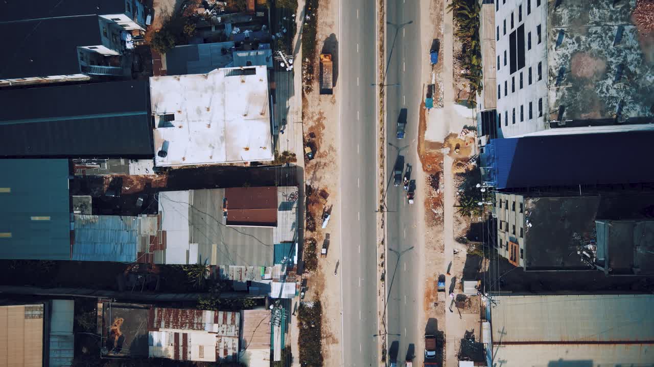 차량이 이동하는 번잡한 도로의 4k 드론 샷