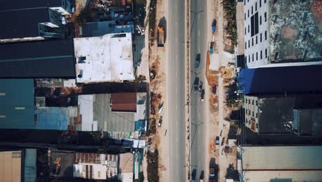 toma de dron de 4k de una carretera muy transitada donde los vehículos se mueven